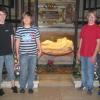 Vier Sebastians vor der Grab ihres Namenspatrons in der Basilika San Sebastiano