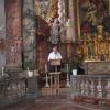 Der Ortspfarrer erklärt die Kirche