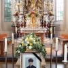Unter dem Gnadenbild des Heiligen Leonhard, das Monsignore German Fischer so viele Jahre lang in seinem Wirken begleitet hatte, wurden seine sterblichen Überreste aufgebahrt. 