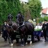 Auf einem Pferdegespann unternahm Monsignore German Fischer seinen letzten Weg zum Inchenhofener Friedhof - eine schöne Geste, brachte doch Fischer den Leonhardiritt in Inchenhofen zu neuer Blüte. 